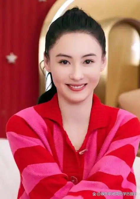 张柏芝出席线下活动,扎马尾辫穿玫瑰红裙双向奔走给粉丝送美容仪