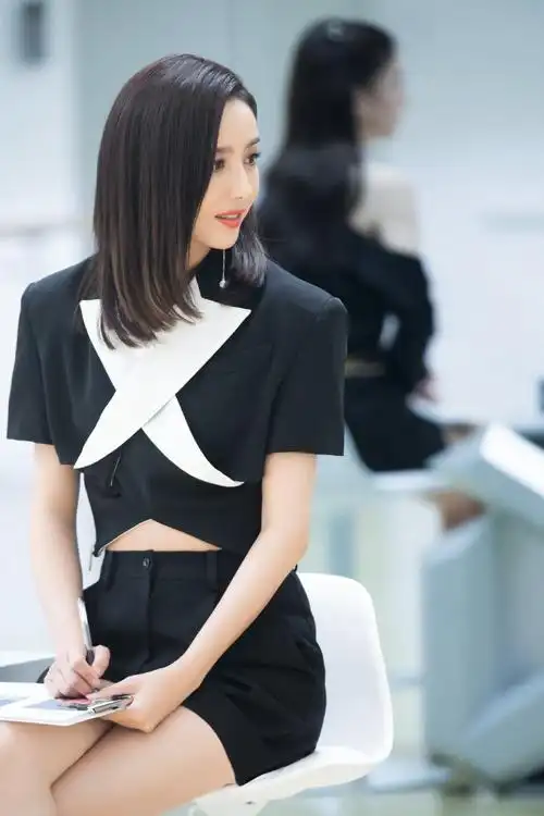 佟丽娅高跟凉鞋