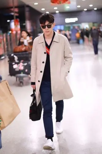 邓伦戴墨镜穿风衣现身机场皮肤白皙帅气十足网友就想问你冷吗