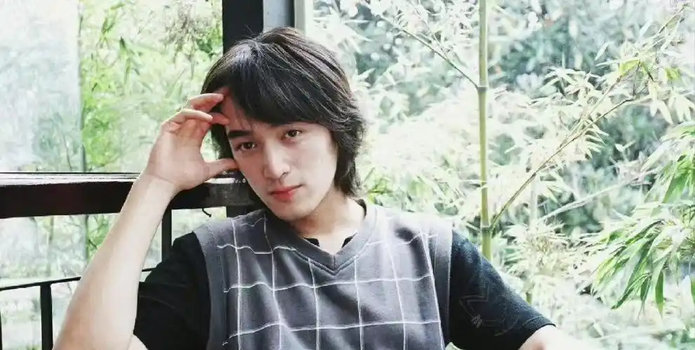 如今,胡歌已经将近50岁了,但胡歌各个年龄层的帅气程度都不一样.