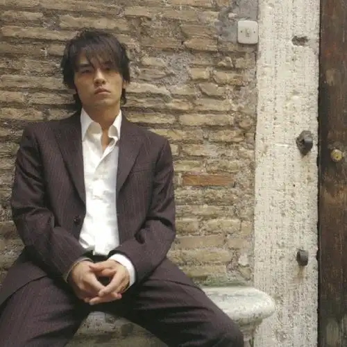 早期出道前后的周杰伦也是一枚小鲜肉,分享一些周杰伦早期的青涩照片