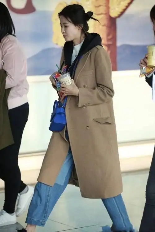 孙怡素颜现身机场,边走边吃超可爱,网友:董子健福气真好!