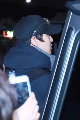 今天的状态真是超好朴灿烈微笑现身金浦机场帅气驾车离开