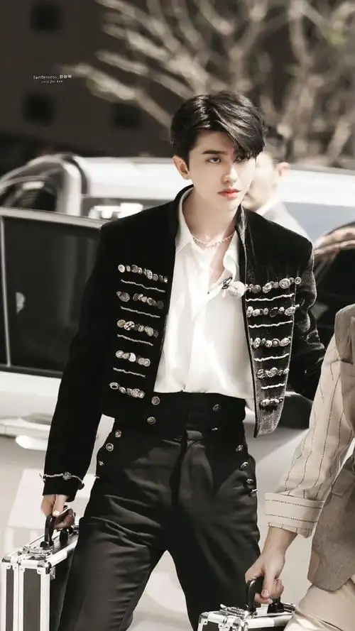 蔡徐坤宫廷风造型