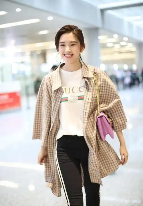 唐艺昕又换发型了,梳小辫儿俏皮减龄,搭配格子衬衫又飒又美!