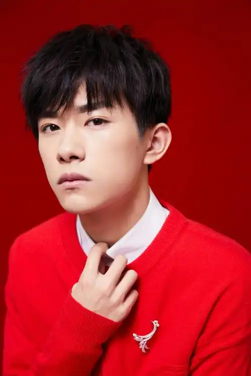 红色的烊 易烊千玺~(≥▽≤)