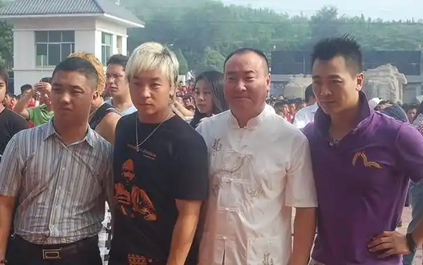 "童星"释小龙,被时代抛弃连招呼也没打,现在生活咋样了