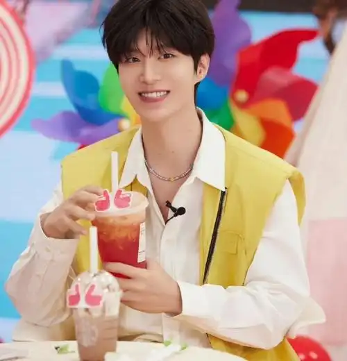 范丞丞喝奶茶vs喝咖啡##范丞丞偷吃薯条的表情#范丞丞今晚直播太可爱