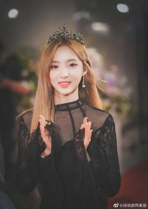 谁的透视装让你觉得可以在这个夏天夺目呢～林允超话鞠婧祎超话吴宣仪