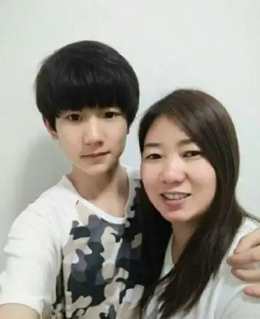 明星与父母合照王俊凯是真正的遗传小天才吴尊全家都是明星脸