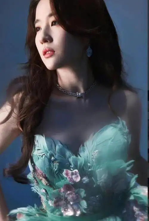 刘亦菲羽毛裙造型火力全开,宛如矜贵孔雀璀璨闪耀,美的不可方物