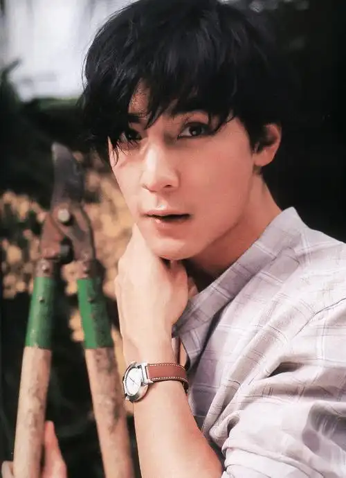 47岁吴彦祖被拍做义工坐车内眼窝深邃曾不止一次做志愿