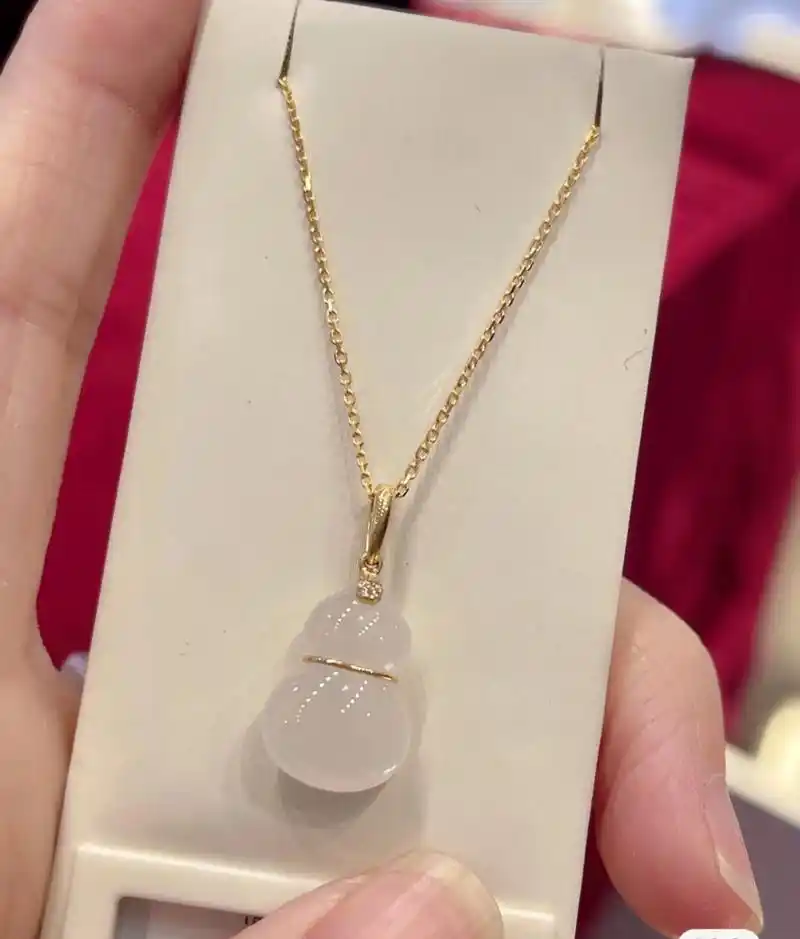 周大福和田玉吊坠 葫芦又称福禄,口小肚大有吸财纳福之意,葫芦寓意多