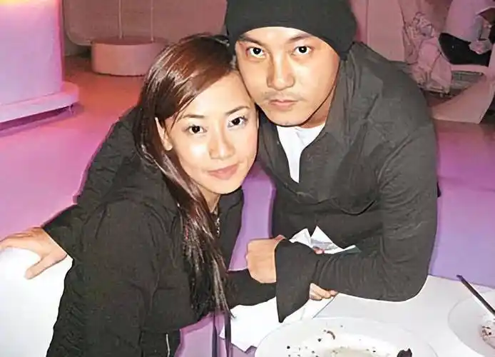 娱乐圈最惨模范夫妻:结婚3次,流产2次,结婚20年后分居了_张卫健_张茜