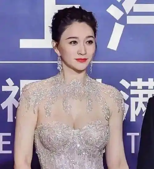 李小冉才是"大号水蜜桃",抹胸裙差点被"撑爆",47岁她明艳似18岁少女