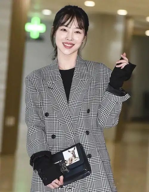 崔雪莉终于正常了一回高马尾搭配格纹西装规矩的很可爱