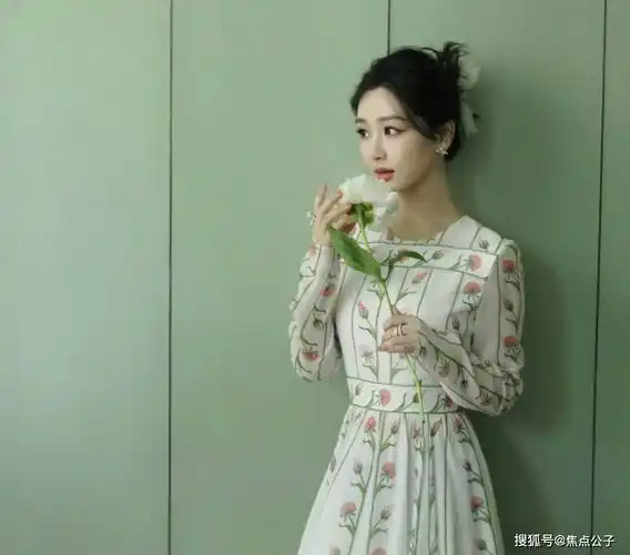 杨紫工作室p图不p镜子,身高矮腰线粗对比明显!_身材_明星_问题