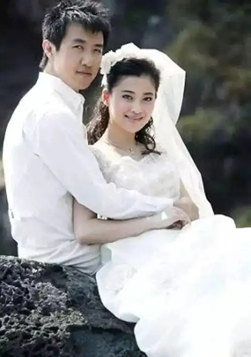 回顾悲惨梅婷:花400万养不熟一个"白眼狼",再嫁大11岁丈夫得幸福