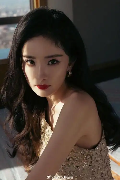 杨幂一袭鎏金礼服裙秀大长腿半露香肩红唇性感美艳