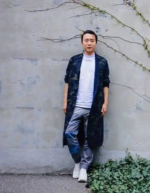 李玉刚近照,穿格纹裤配普通毛衣也仙气飘飘,难怪能做维塔斯亲家_白色