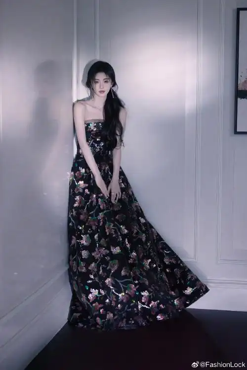 鞠婧祎丨巅峰盛典78富家千金身姿翩翩闪耀登场,一明一暗两套礼服