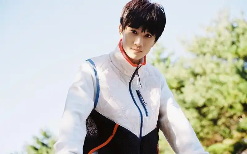 敖子逸校园风写真曝光运动造型阳光清爽