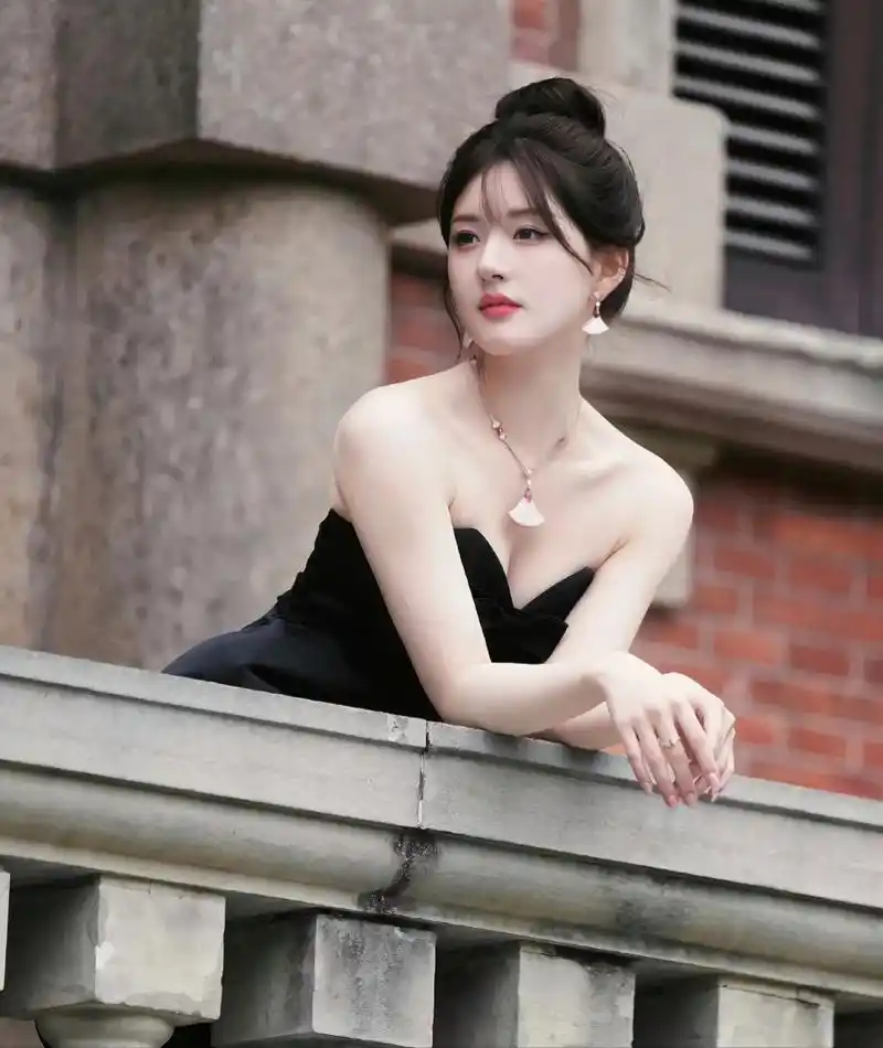 赵露思黑色抹胸礼服配丸子头造型#娱乐大赏# #娱乐明星# #一眼沦陷