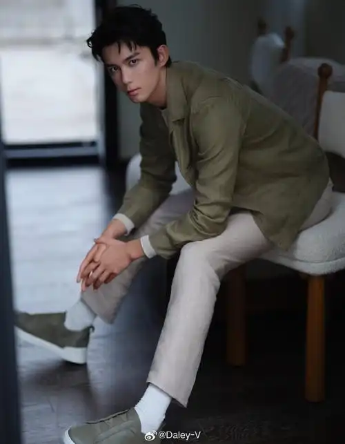 代言人身着亚麻造型步入繁茂旷野之境,简约大方又帅气#吴磊杰尼亚绿洲