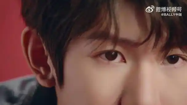 眼睛特写好好看#王源黑色皮夹克#圈内教父的微博视频