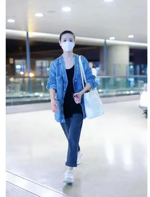 80斤的董洁新搭配牛仔外套九分裤轻松自在