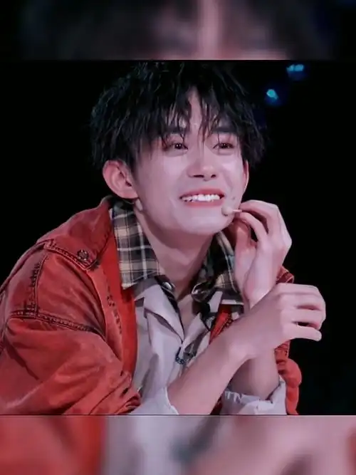 这梨涡笑也太治愈了吧,我已经沦陷在千玺弟弟的笑容里了#易烊千玺