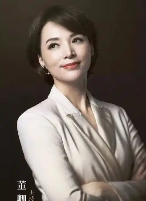 真丝长裙配短发优雅又大气,硬把年纪活成了气质_时尚_低调_董卿