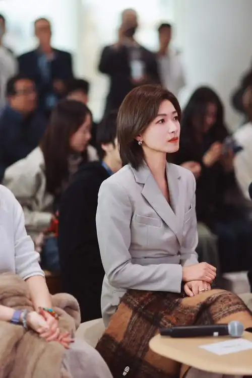 万茜超话94#上海新华为旗舰店开业#遥遥领先*4@万茜