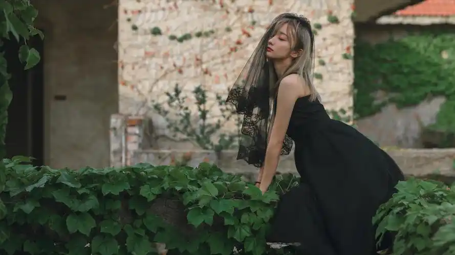 性感美女黑色连衣裙尽显身材曲面诱惑迷人