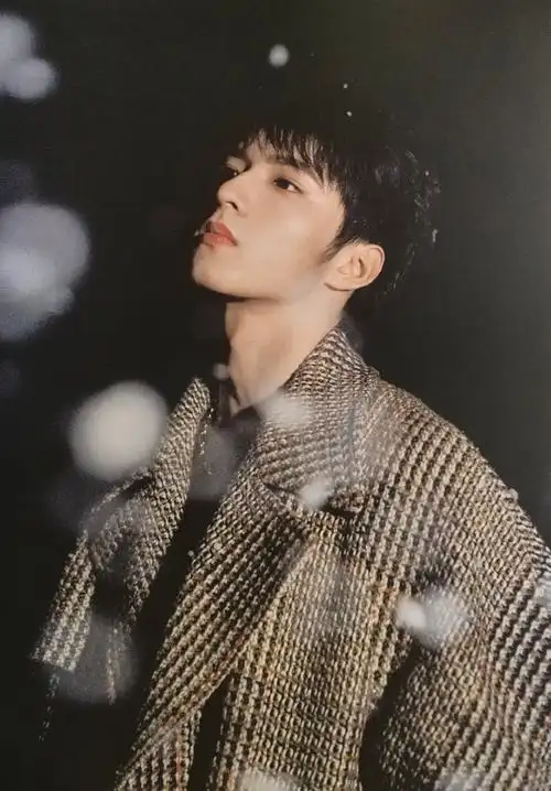 张照片啊…眉眼喉结下巴全部都太有看点了…………#新生代演员刘耀文