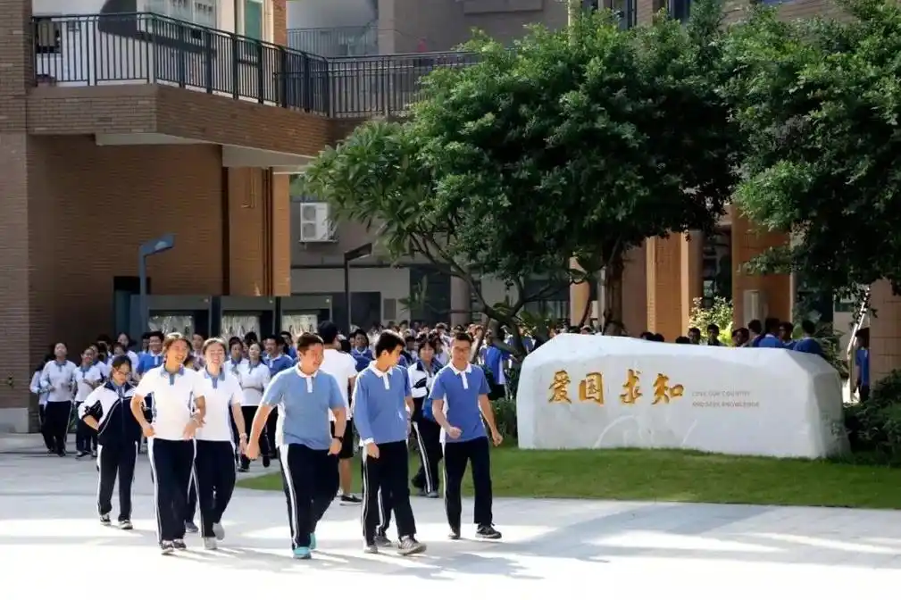 你知道中国最好看的校服排行吗?来看看这几所学校