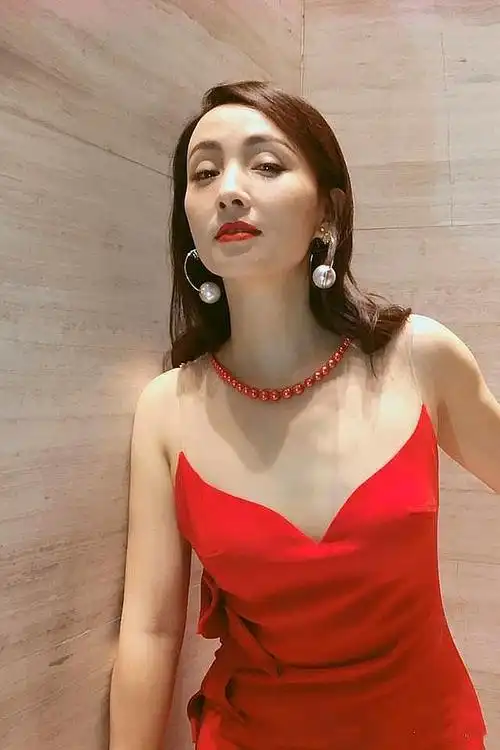 48岁陶虹也太拼了吧!脚踩20cm恨天高如履平地,大珍珠耳环变女王