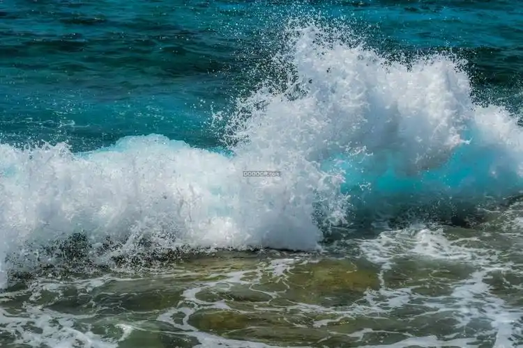 00327_海水拍打在岸边的礁石激起一层层雪白的浪花.jpg