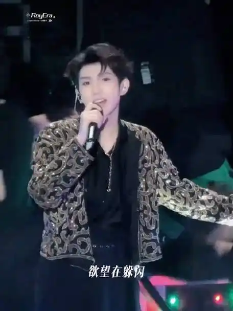 粉丝之前开玩笑说的"aaa原创歌曲批发王源",不像假的黑色御用话筒的