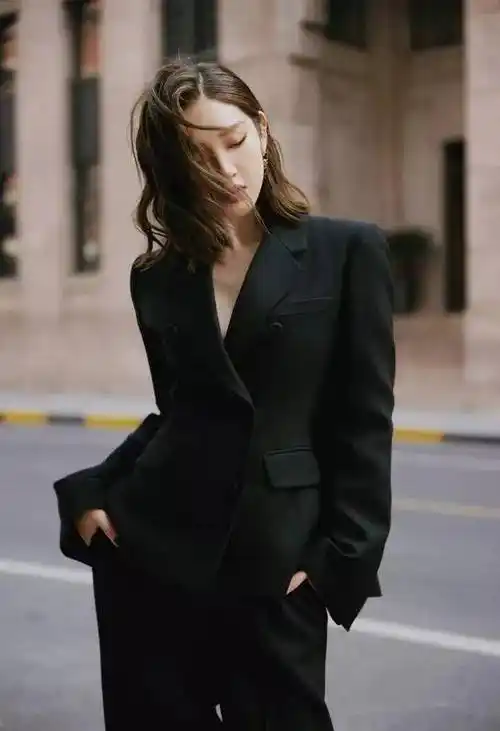 唐艺昕黑色西装造型时尚大气,短发齐肩清爽干练,展现出女性柔美和实力