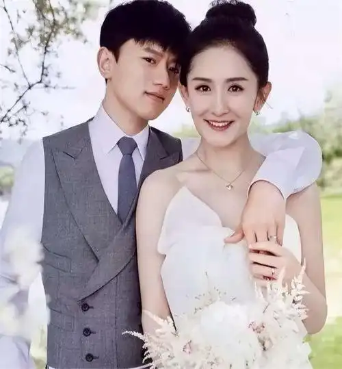 张杰谢娜带仨娃游迪士尼十指紧扣好像热恋情侣3个保姆很抢镜