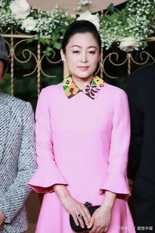 陈红真老了,穿粉嫩裙现身,无奈皱纹明显表情僵硬,51岁扮嫩太难