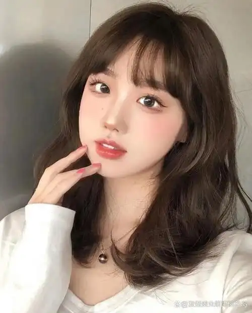 2023年最美最显年轻的锁骨发卷发,这款发型最主要是减龄修脸,适合圆脸