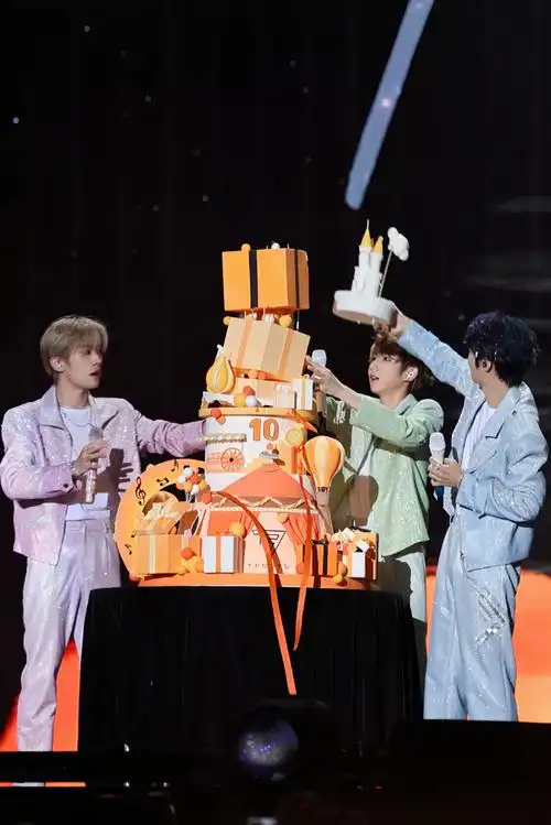 tfboys组合真的有认真在互相帮助,这蛋糕翻的好!