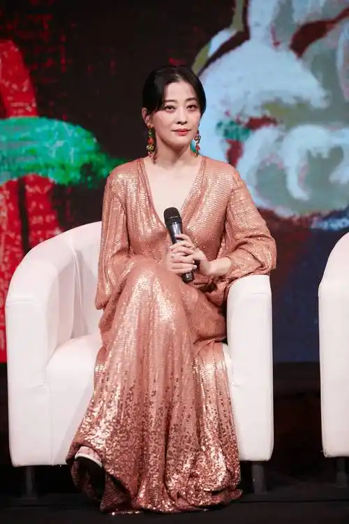 最关键的是梅婷从来都不刻意扮嫩,穿衣搭配上与她的年龄定位可以更