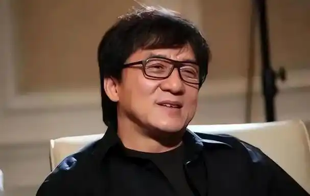 成龙宣传新电影祸从口出?称合作演员为烂演员,火速解释不被认同