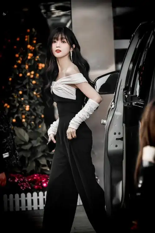 9615落跑甜心齐刘海露肩长裙美疯了录制顺利#吴宣仪hi6上班路透