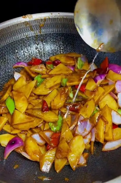 今天给她他们介绍一道东北家常菜,土豆片炒圆葱,家家都会吵,但是不是