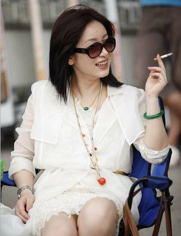 女明星抽烟的姿势,哪个最销魂