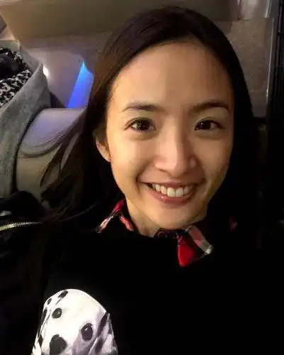 林依晨凌晨机场素颜照,网友:以后晚上不睡了